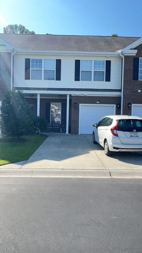 Foto principal - Inverness Townhome with Garage
