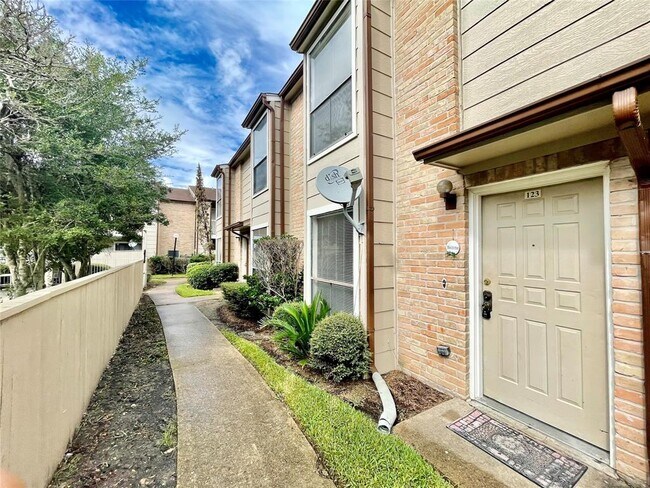 Building Photo - 2100 Wilcrest Dr