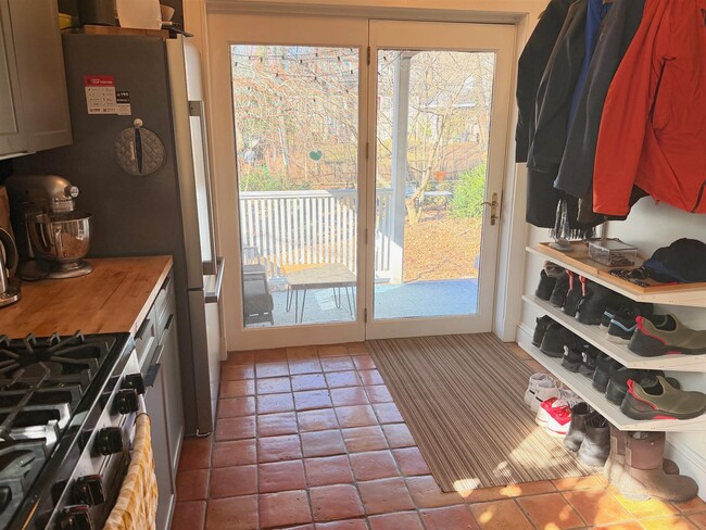 Foto del edificio - 138 Larch Rd