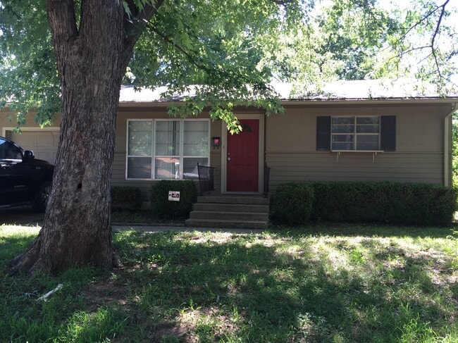 Building Photo - 813 S Kings St