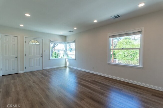 Building Photo - 1466 Stanley Ave