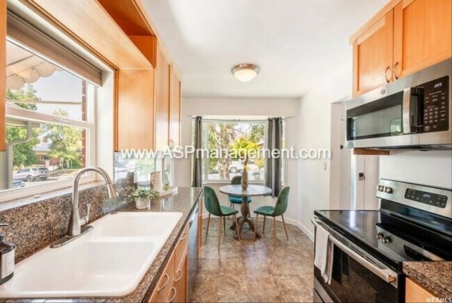 Foto del edificio - Harvard/Yale 3 bed 2 bath Brick home