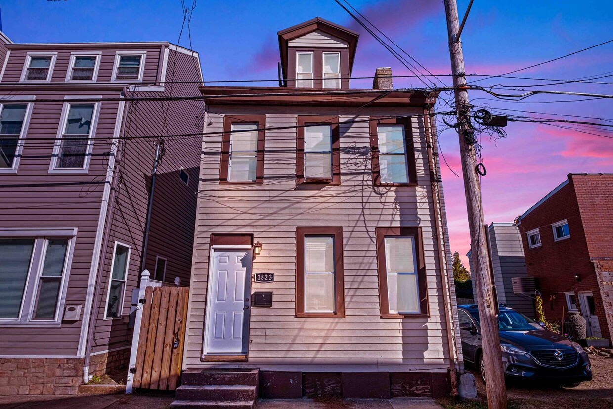 Primary Photo - Luxury South Side flats home