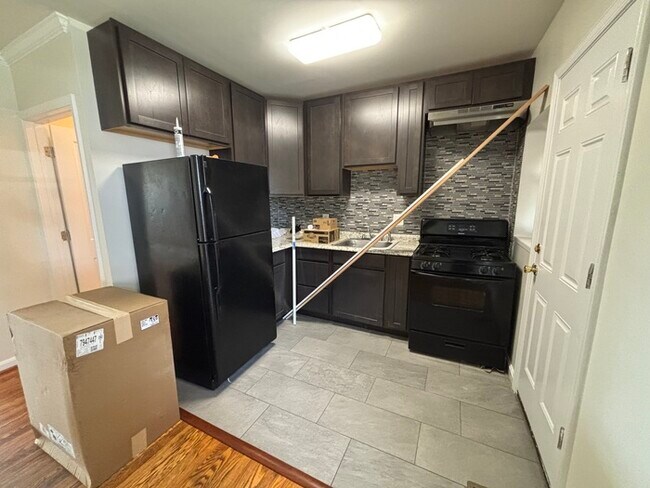Foto del edificio - 3 Bedroom Townhome, 21206