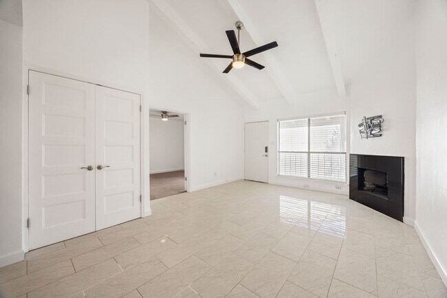 Foto del edificio - 5711 Sugar Hill Dr