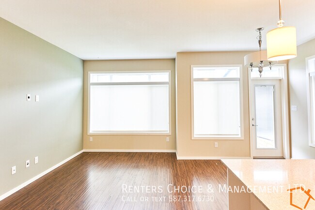 Photo du bâtiment - 3 Bedroom Townhouse With Garage