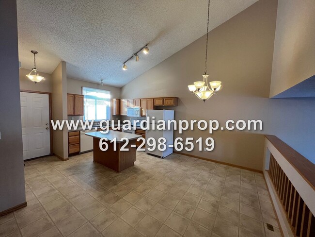 Foto del edificio - Townhouse Available Now, Vaulted Ceilings,...