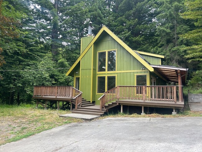 Building Photo - Bayside home nestled in the forest feature...