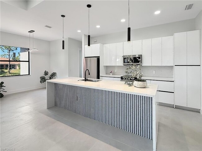 Building Photo - 2206 NE 35th Ln