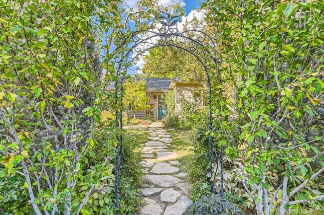 Building Photo - 2-Bedroom in Newlands with Secret Garden &...
