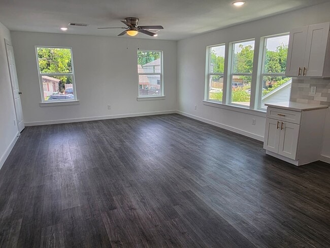 Building Photo - 4702 Baton Rouge St