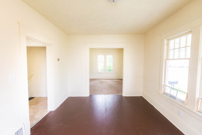 Building Photo - Three bedroom one bathroom home for rent