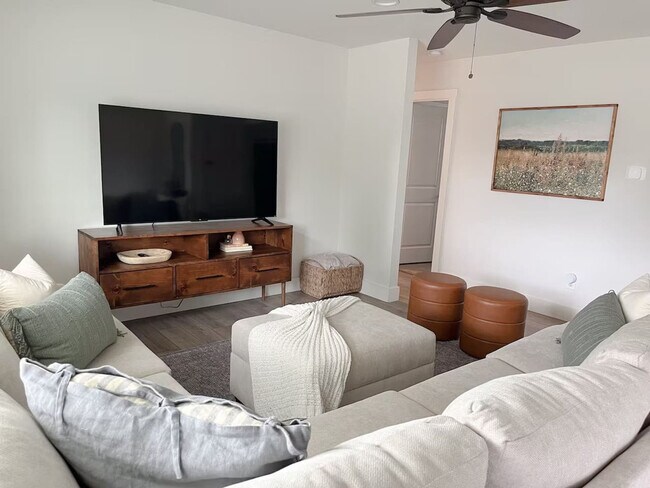 Building Photo - 601 W 4th St