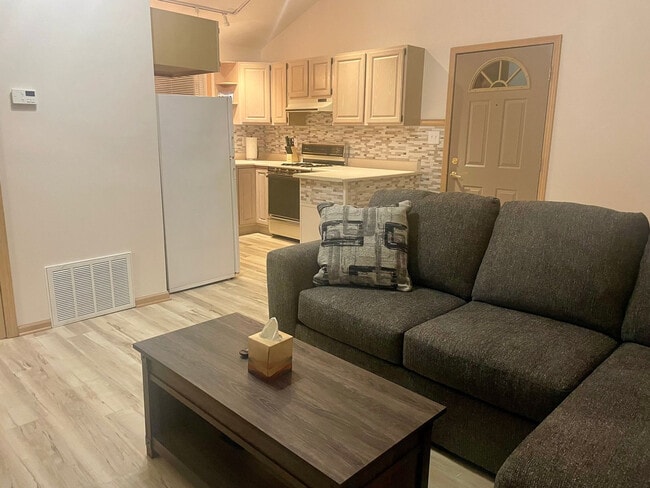 Building Photo - 513 Pine Lake Ave