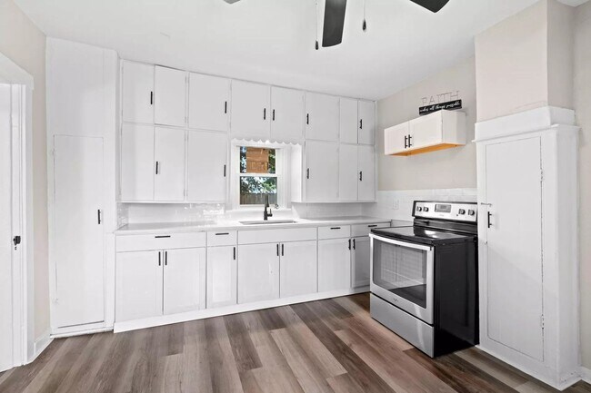 Foto del edificio - For Rent: Cozy and Adorable 2-Bedroom / 1-...