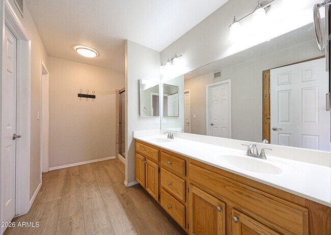 Foto del edificio - 6320 W Paradise Ln