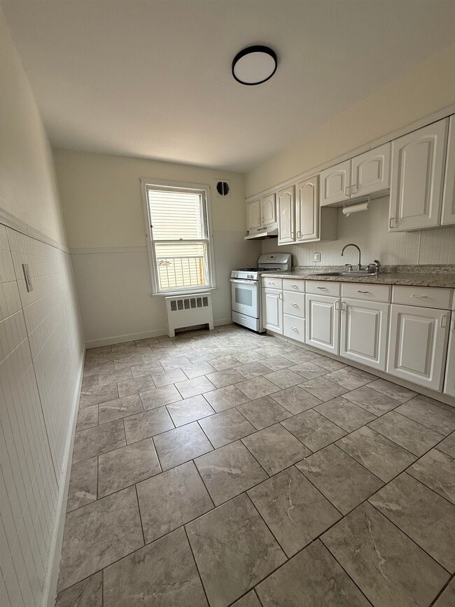 Building Photo - 119-121 Hobart Ave