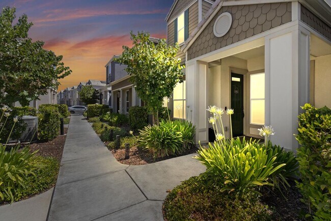 Foto del edificio - 3 Bed 2.5 Ba 2 Car Garage with solar!