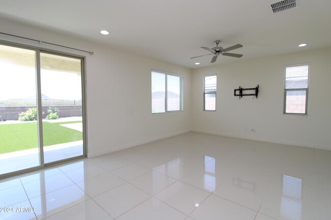 Building Photo - 541 E Balao Dr