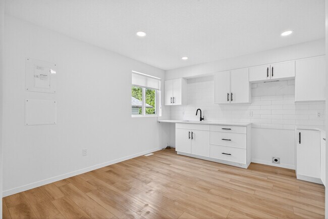 Building Photo - 12714-12772 72 St NW