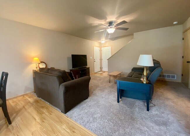 Building Photo - $1,900| 3 Bedroom, 2.5 Bathroom Home | Cat...