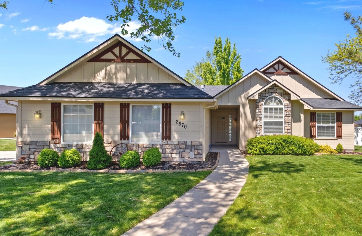 Primary Photo - 2870 N High Desert Wy
