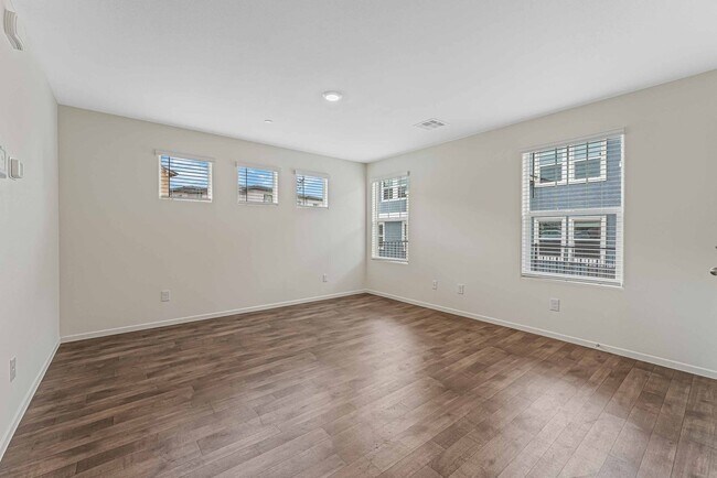 Building Photo - STUNNING TOWNHOUSE IN HENDERSON!