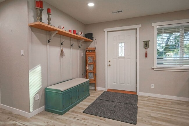 Building Photo - Full Furnished, Cozy Country Cottage Avail...