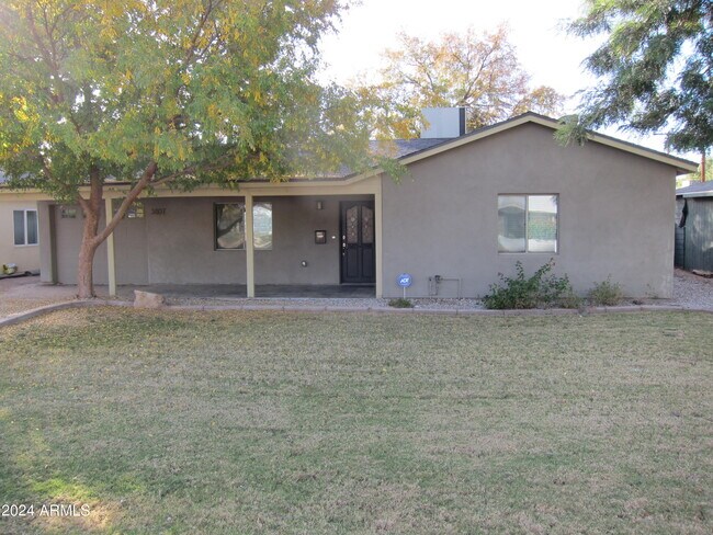 Foto del edificio - 3807 E Devonshire Ave