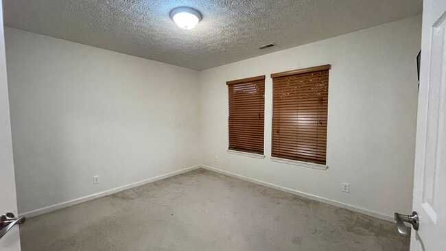 Building Photo - Lindberg Village...3 Bedroom 2 Bath