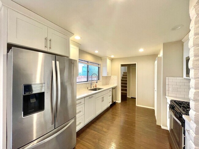 Foto del edificio - Spacious 4-Bedroom Home on Corner Lot in E...