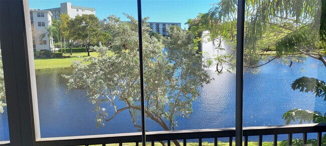 Foto del edificio - 2334 S Cypress Bend Dr