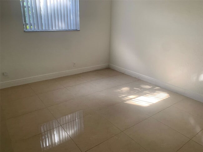 Foto del edificio - 8704 NW 35th St