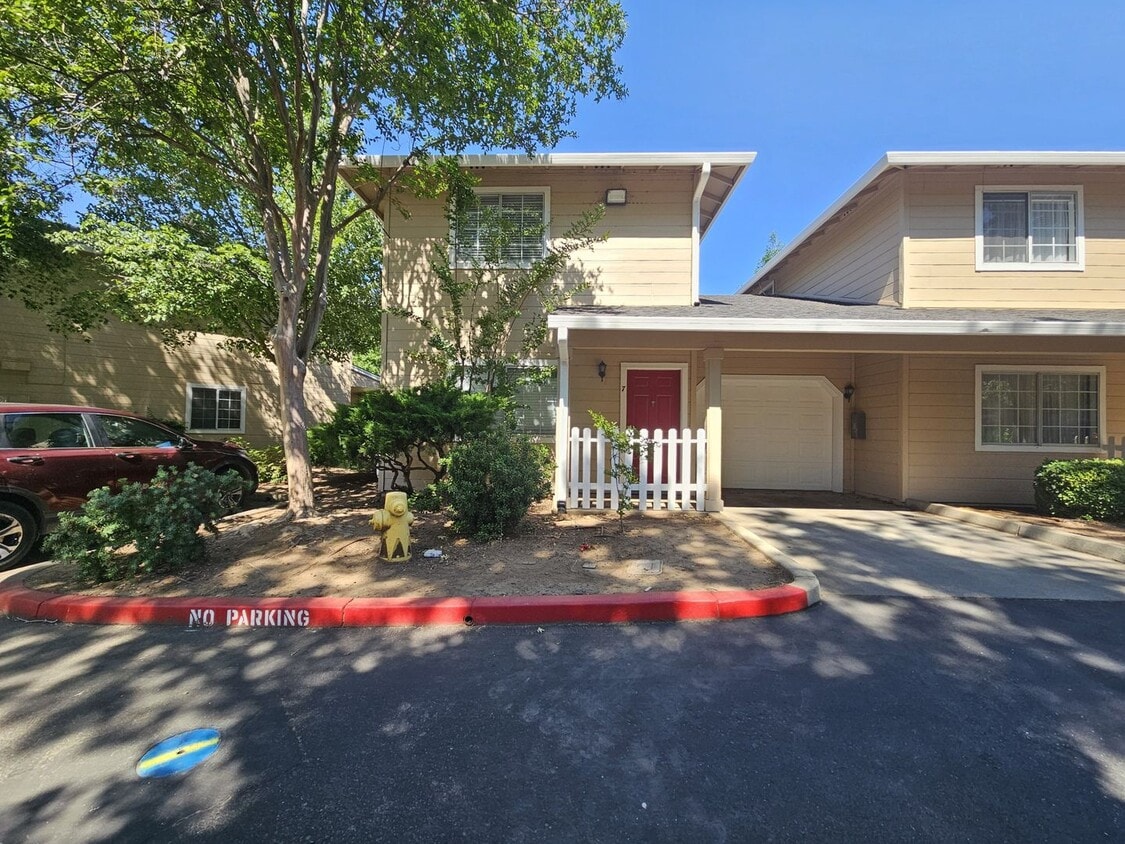 Primary Photo - Two Story 3 Bedroom 2 Bath Condo in Chico ...