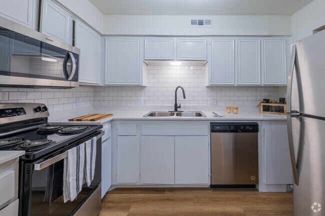 3BA, 2HAB - 1109 pies cuadrados - Cocina - Isabella at Norman Apartments