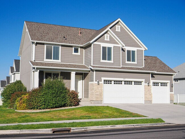 Building Photo - 4-bedroom, 2.5 bathroom Home