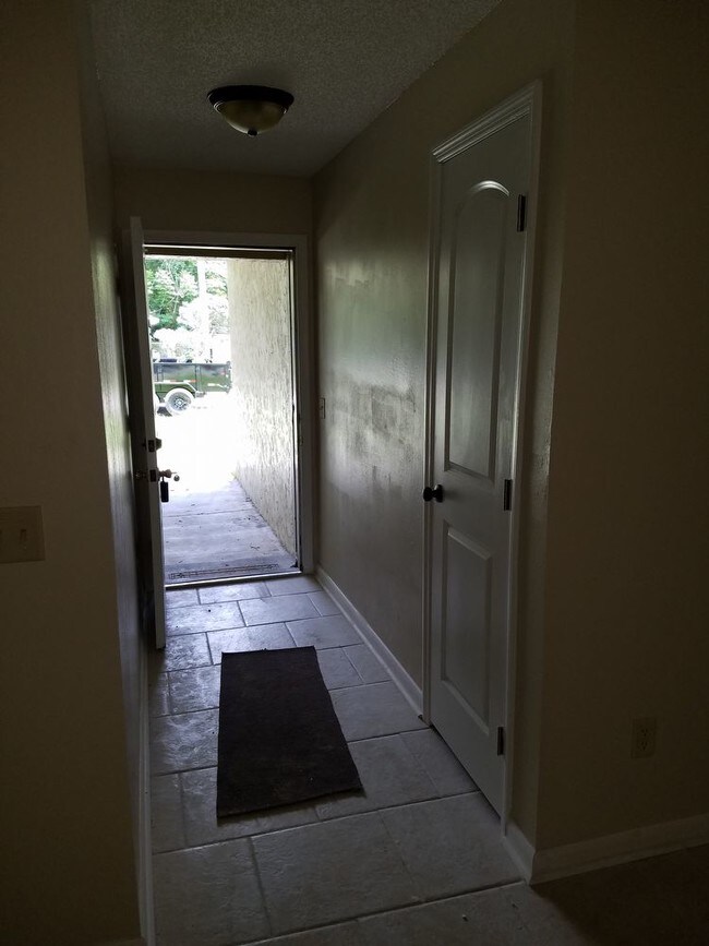 Building Photo - NEWLY REMODELED 3 BEDROOM 2 BATH 1 CAR GARAGE