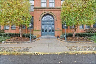 Building Photo - 25 Grand St