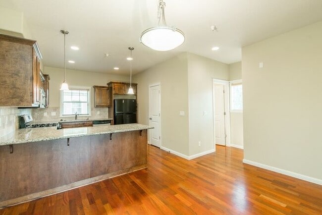Building Photo - Springwater Corridor Luxury Townhome: Popu...