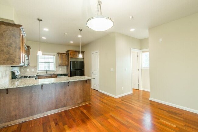 Foto del edificio - Springwater Corridor Luxury Townhome: Popu...