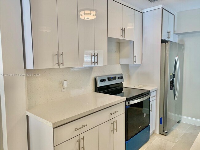 Building Photo - 5707 NE Miami Ct
