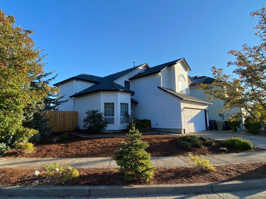 Foto principal - Spacious & Updated 4 Bedroom 2.5 Bath In H...