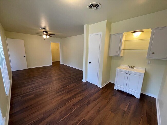 Building Photo - 205 E Crestmont Dr