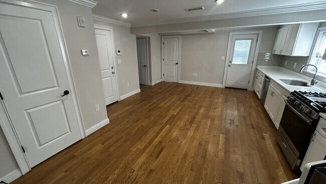 Foto del edificio - Great location 3-bedroom/2bath in Allston! Washer/Dryer in Unit!