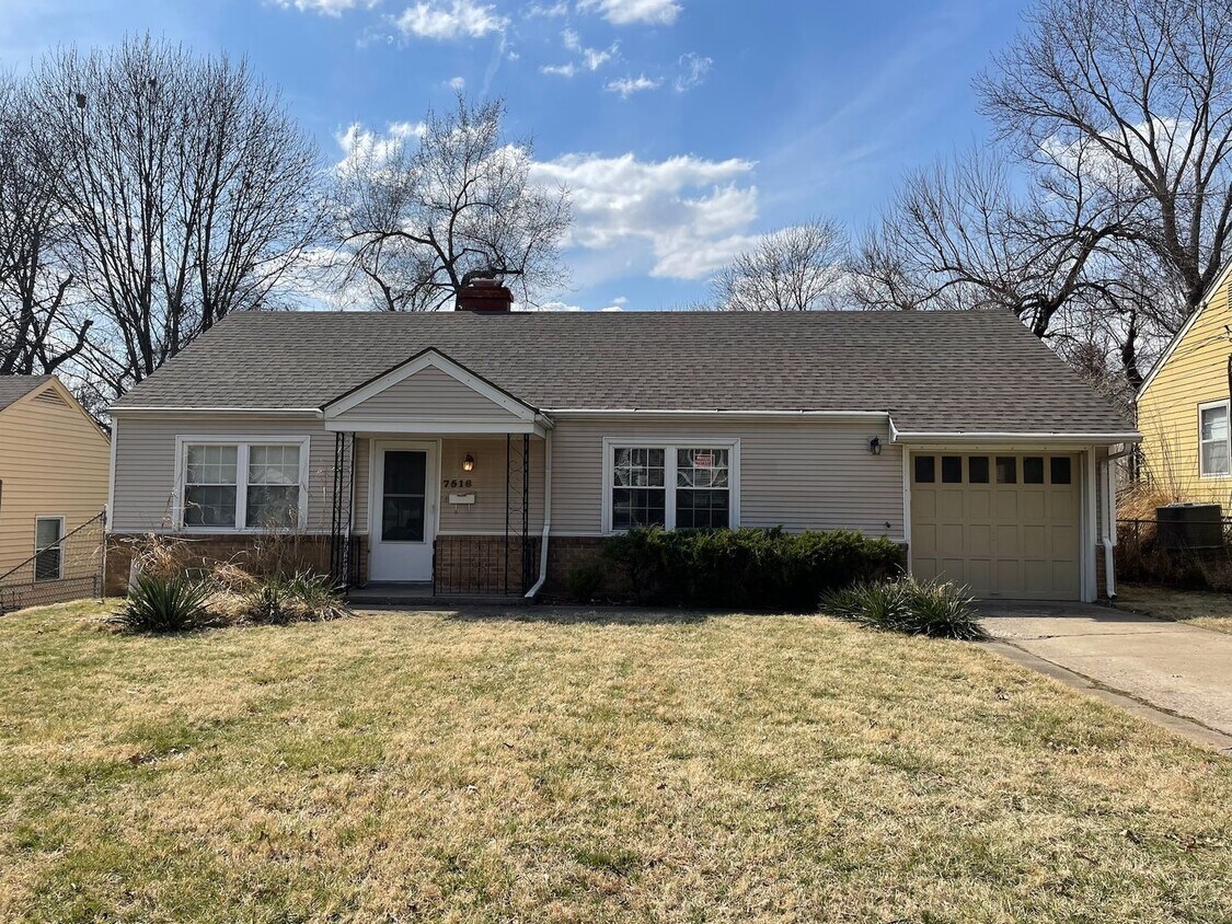 Foto principal - {7516} Prairie Village Ranch | Fenced Backyard | 1 car garage