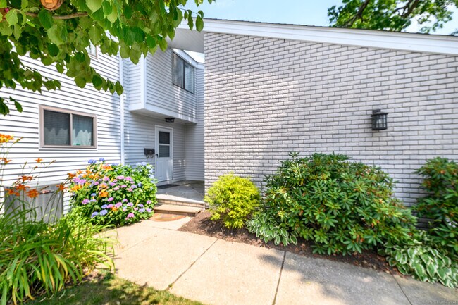 Building Photo - 51 Riverside Ave