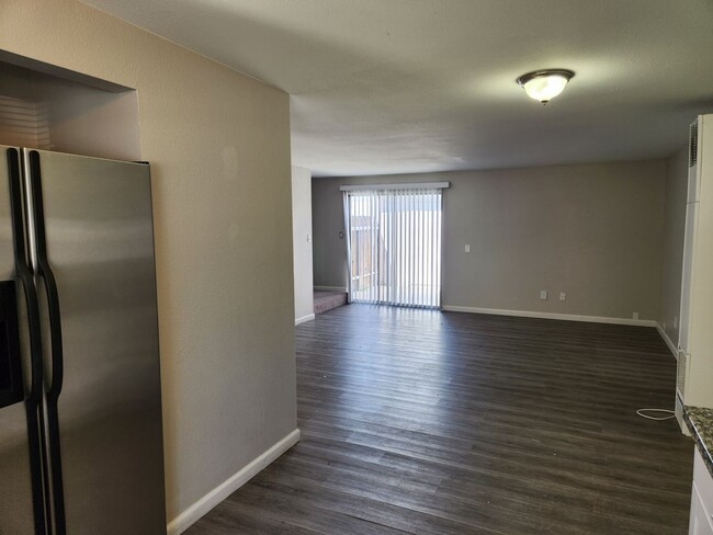 Building Photo - 2 Bedroom Townhouse With Great Freeway Access