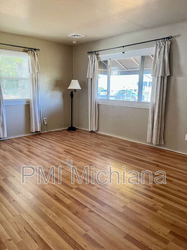 Foto del edificio - 519 Grand Blvd