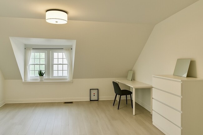 Photo du bâtiment - 1267 King St W