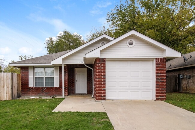 Building Photo - 1201 Paco Trail